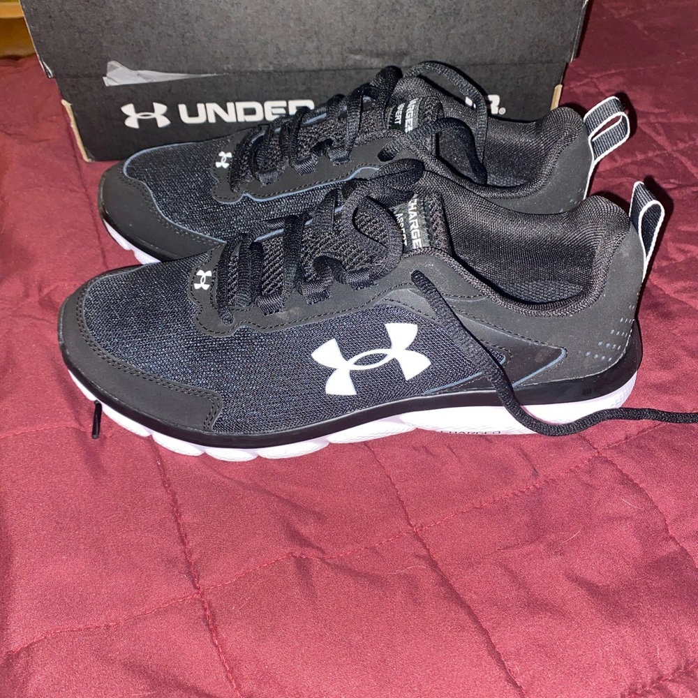 Women’s Under Armour Charged Assert 9 Running Shoe. USA Size 9.
